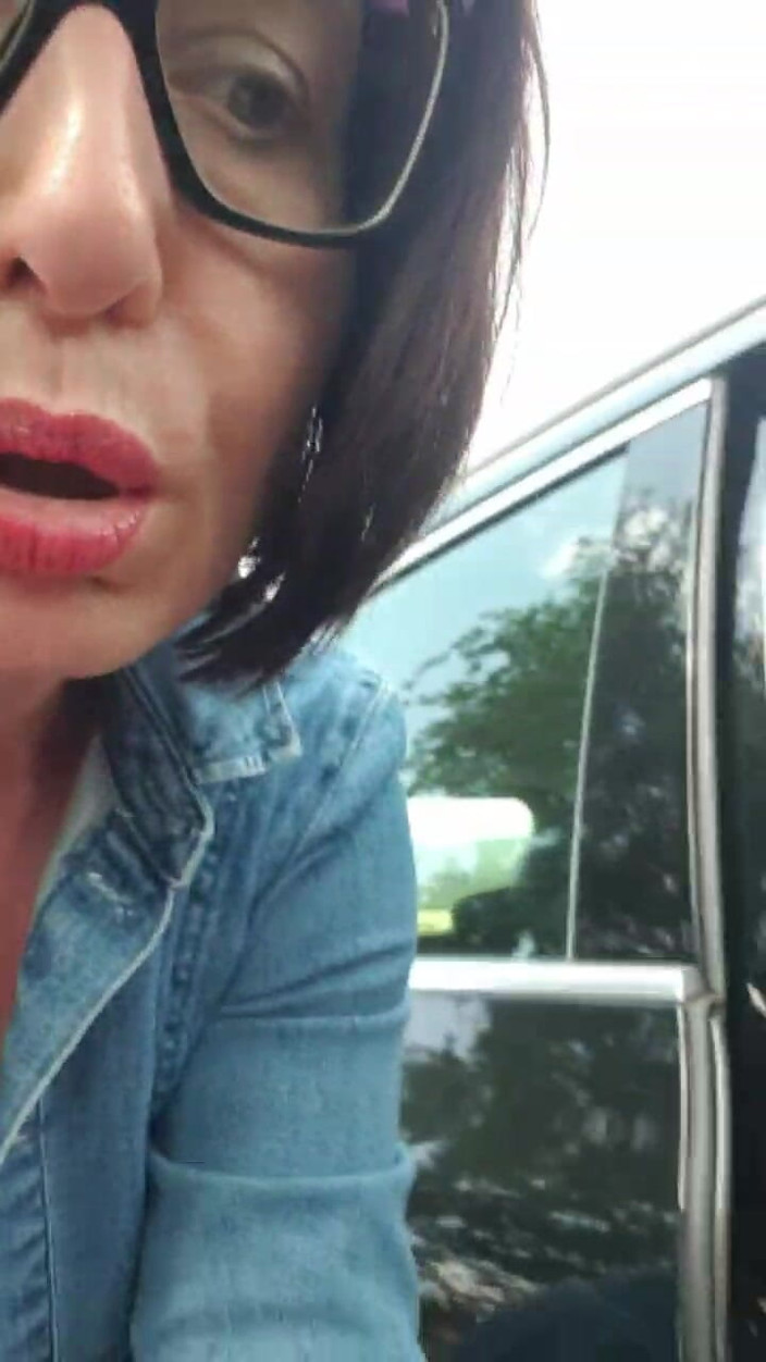 JulieEroticDress: Spruzzare in Pubblico Nel Parcheggio