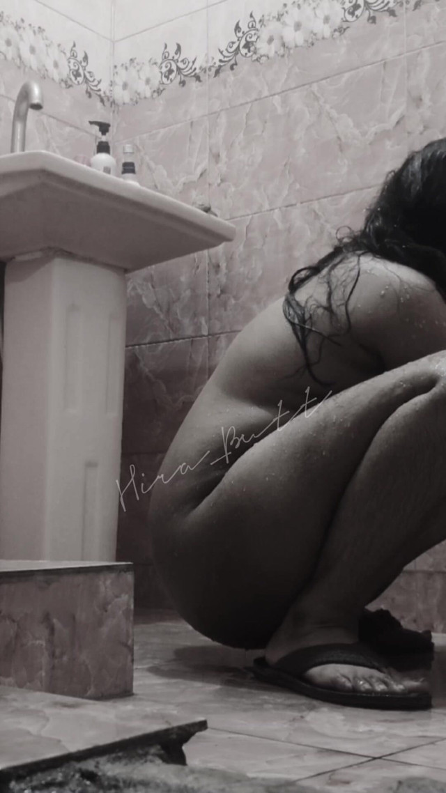 Bhabhi bathing video made (Hira butt)