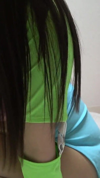 Bez podprsenky, Krátký tílkový top, Mikro minisukně, Kalhotky Micro G-string, Ponožky po kolena, Krásné kozy japonské dívčí uklízečky