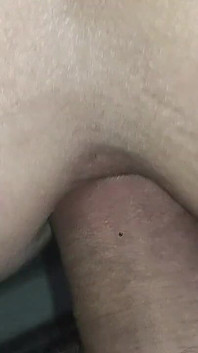 Sex anal pe la spate pe canapea