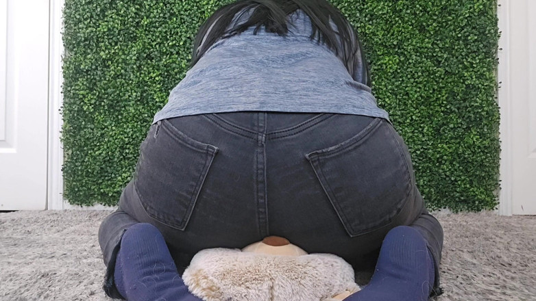 Julia Ryan: Face Farting on My Teddy
