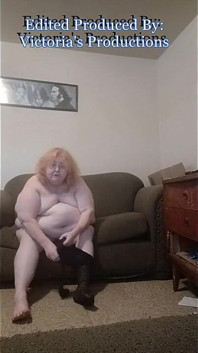 Sexy BBW zralá sestřička Vicki si obléká požadované punčocháče