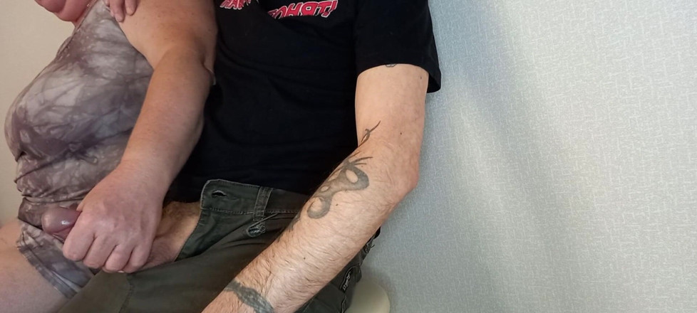 Zona901: A woman saw my cock and jerks it off