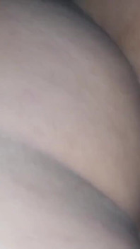 완벽한 엉덩이를 가진 이웃이 그녀의 풍부한 가슴을 가지고 오게 해줘. 발정난 이웃