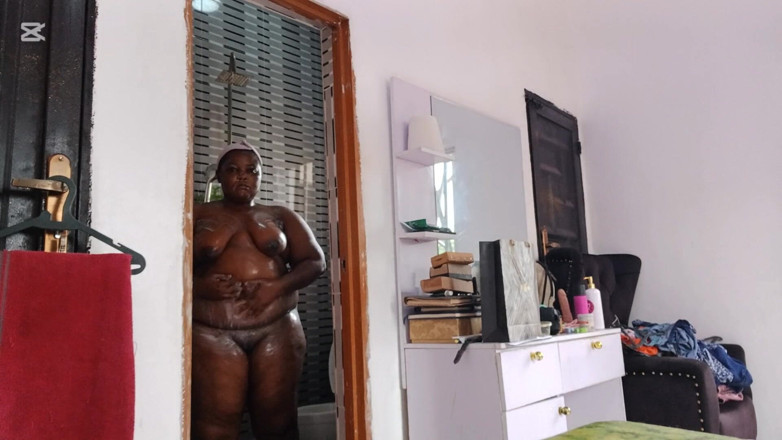 Mara Exotic: murzynka BBW MILF łazienka Shenanigans