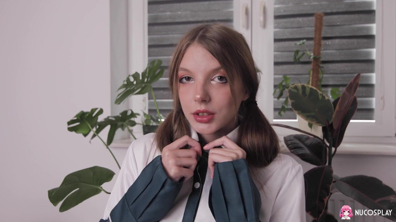 Nu Cosplay: Lymia Marks rucha swoją kremową cipkę w mundurze