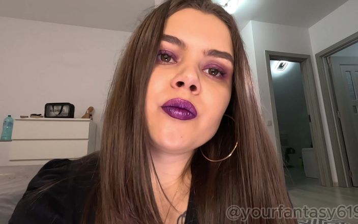 Your fantasy studio: Cewek seksi dengan lipstik ungu ini lagi asik merokok dan...