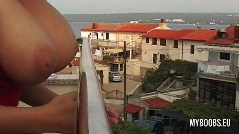 My Boobs: Kora Kryk bertetek besar di luar berbogel dalam Croati