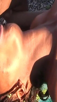 İki doyumsuz Afrikalı orta yaşlı seksi kadın iki sert yarağı boşaltıyor
