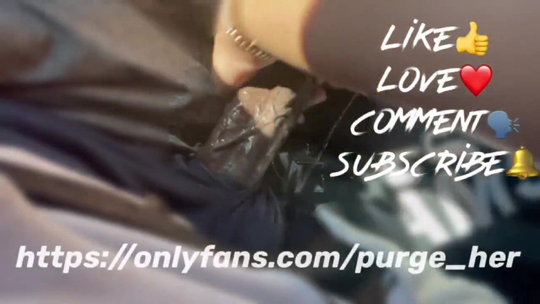 Purge_her: धोखा देने वाली प्रेमिका ने सूरज की रोशनी में मुझे लंड चुसाई दी।