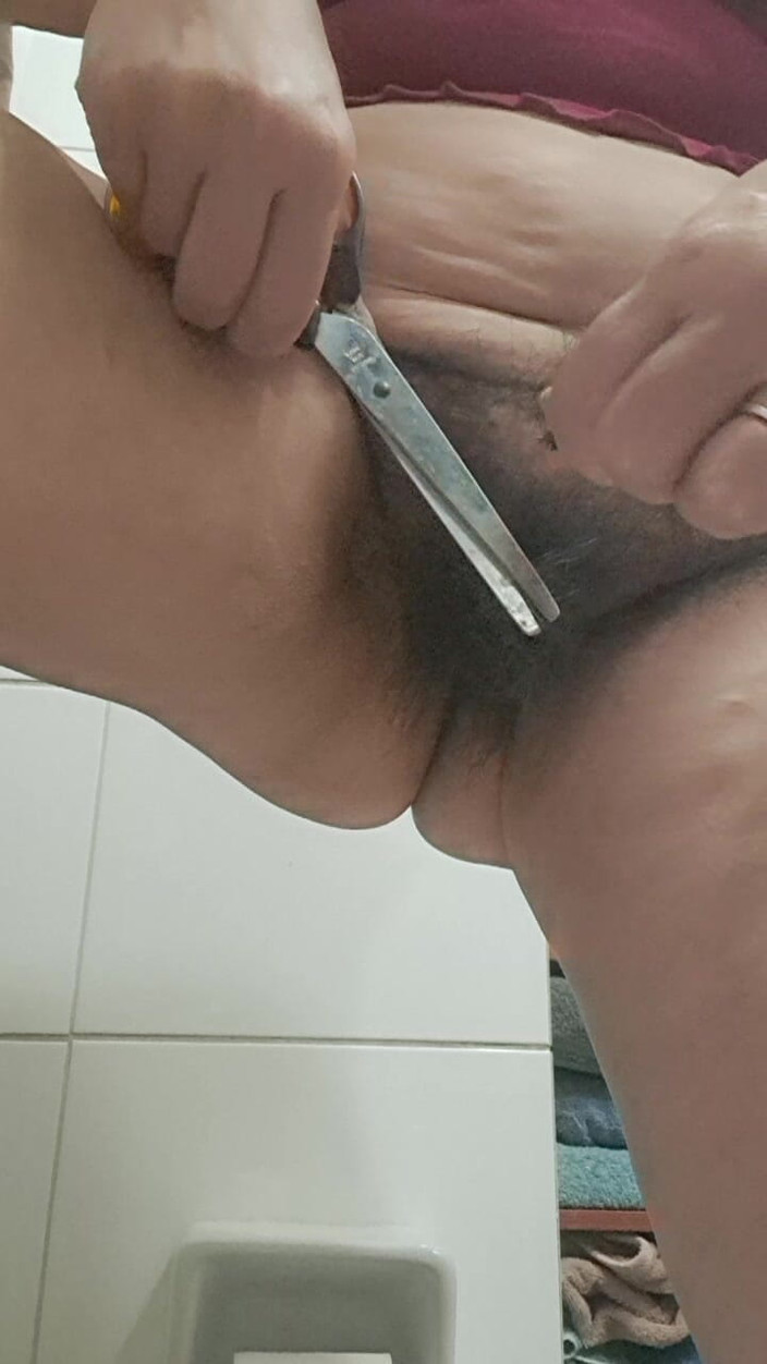 Mommy big hairy pussy: Nevlastní máma si stříhá vlasy na své chlupaté kundičce