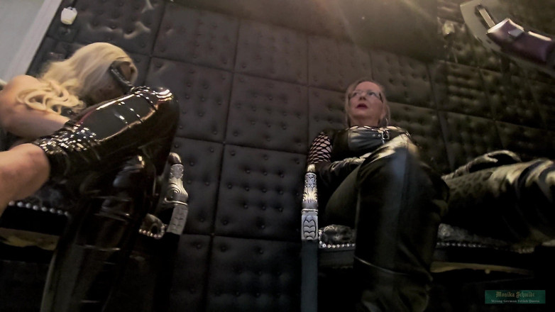 Strict Senz: Sheela Sinner И Monika Schmidt, Инструкция По Минету С Маленьким Членом, Плевок Еды, Давка Bootworship, Словесное, Часть 2