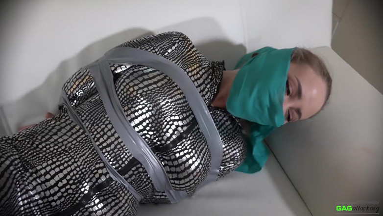 Gag Attack: Aubrey - robie cu bandă în costum de pisică