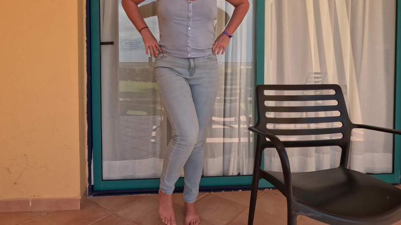 Emma Voyeur: Balkon Volle Blase - Gesperrte Und Benetzende Jeans