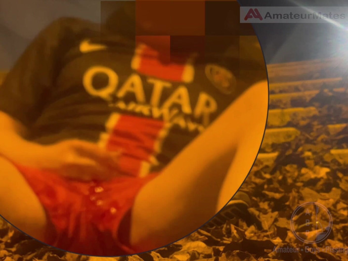 AmateurBoysPissing: Amatorski chłopak w sprzęcie piłkarskim przyłapany na zwilżeniu się na...