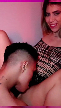 Blonde Krankenschwester mit rosa Muschi gibt ihrer Patientin einen tiefen Blowjob in ihrem Büro