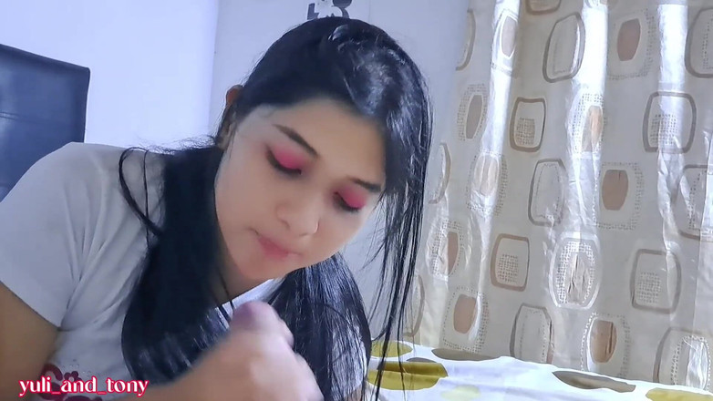 Yuli and tony: Fetele studente trec de la ore pentru a învăța cum să...