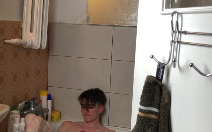 Gunter Meiner: Un băiat slab se masturbează la duș