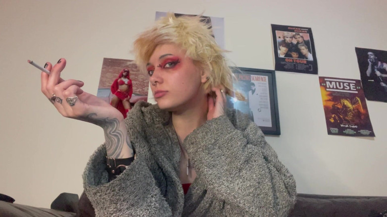 Glitterqueen1999: Compilație cu fumatul unei țigări - Videoclipuri noi