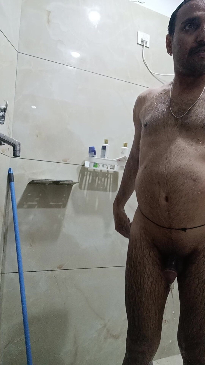 Rajasthani-old-lover: Desi heißer mann genießt dusche und masturbationsshow