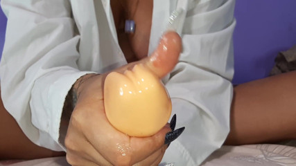 LizAngel: Une grosse bite se fait branler