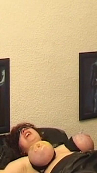 Zakrzywiona MILF związana dla gorącej gra woskowej