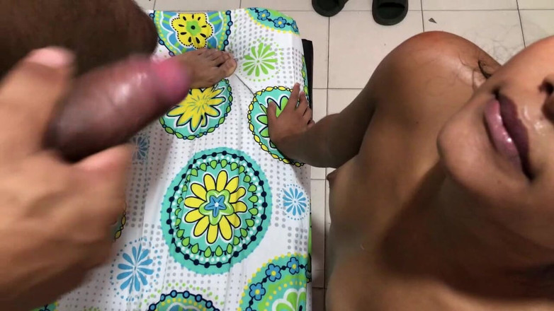 Johanna_love: Meu meio-irmão vem ao meu quarto para me dar uma...