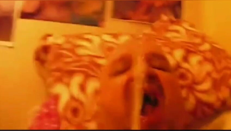 Homo Kotilainen: 큰 흑인 딜도를 핥고 자신의 입을 오줌 싸는 호모 Kotilainen!