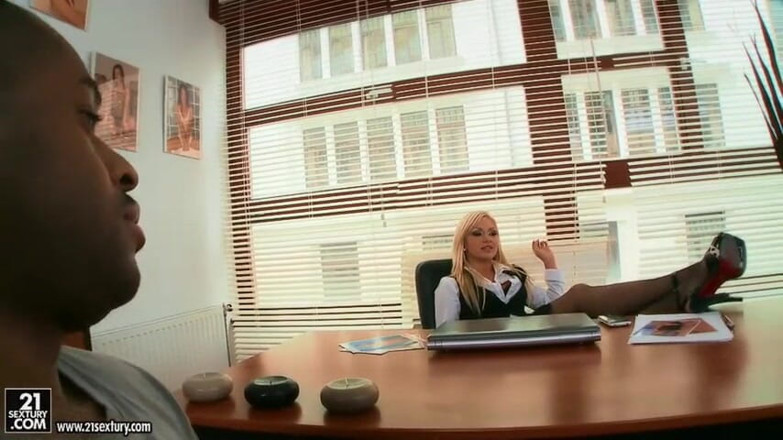 BBC Worship: Versaute blonde chefin bekommt schwarzen schwanz in ihren hintern