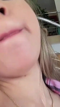 Si blonde cantik yang mengujakan menunggang dubur dengan keras