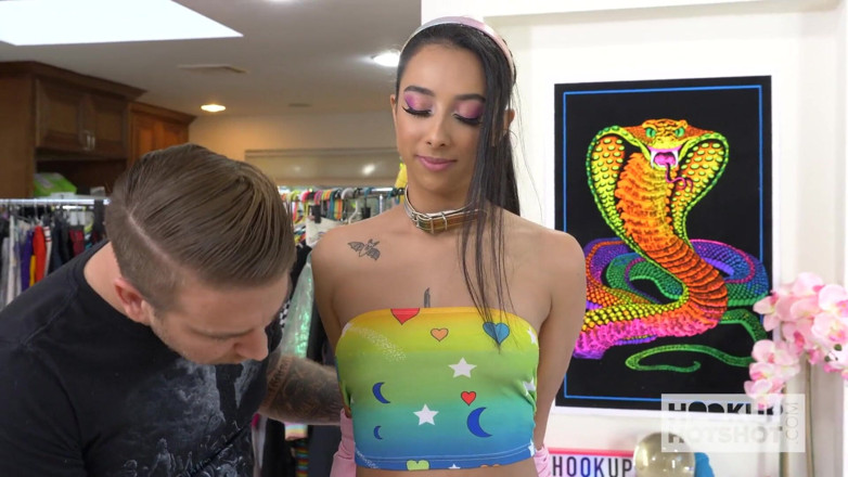Hookup Hotshot: Prachtige tiener Kiarra Kai wordt hard geneukt door online aansluiting