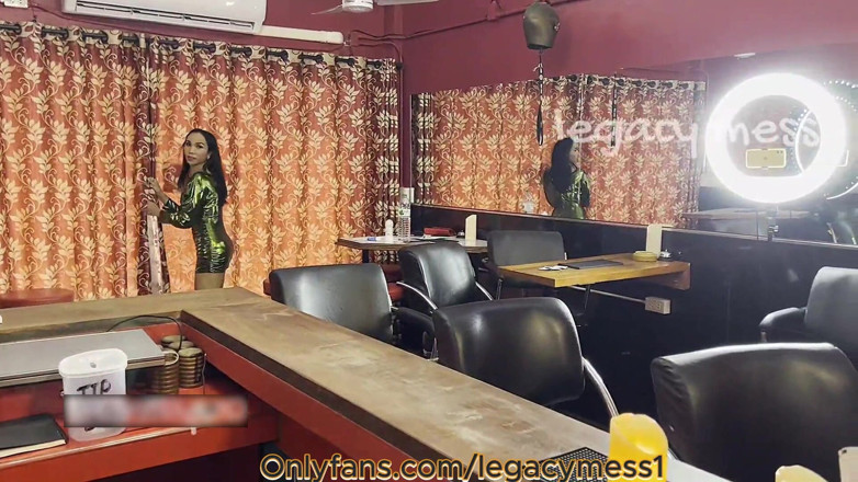 Legacy Mess: Seksi minyon büyük yarak Asyalı ladyboy barda büyük götlü porno...