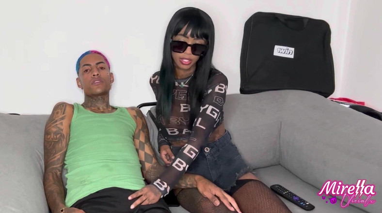 Mirellaoficialx: Prietenul meu nu se schimbă de fiecare dată când vine...