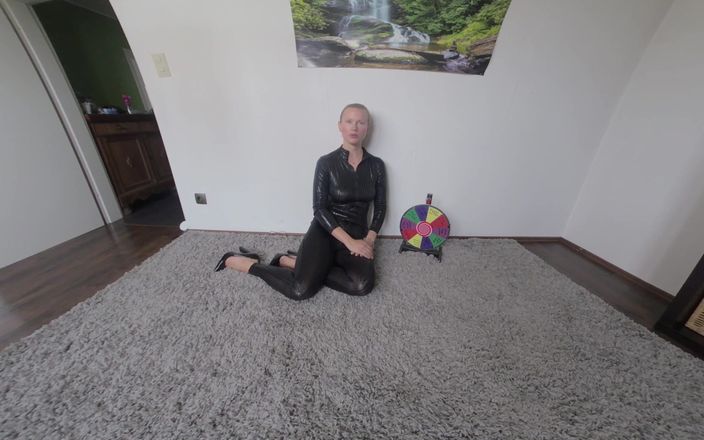 BlondeHexe VR: Geile femdom draait aan het wiel om je af te...