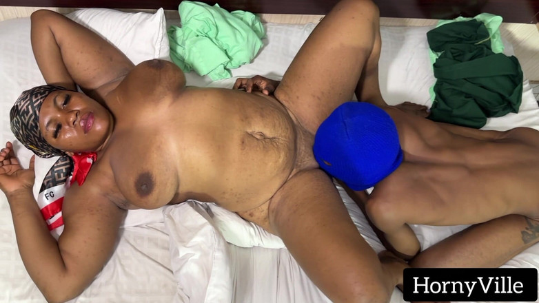 HornyVille: Geile klasgenoten neuken na de universiteit