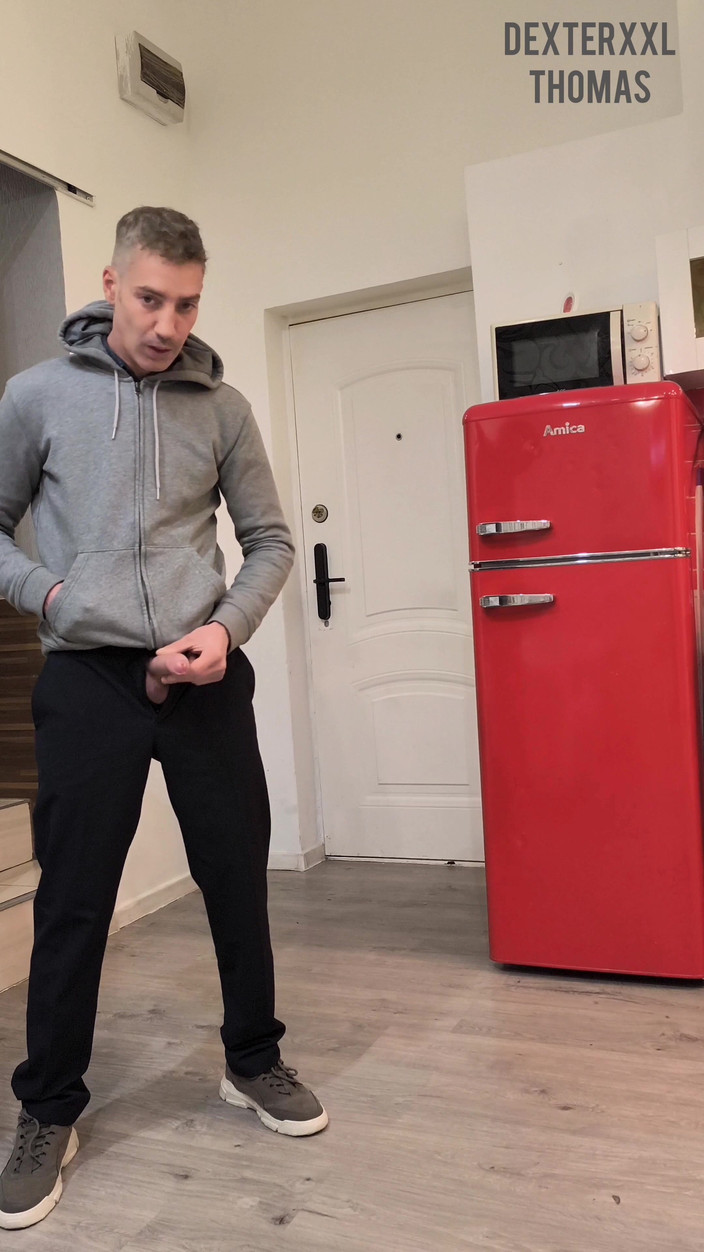 Dexterxxlfun: 来自托马斯的一些免提撒尿。