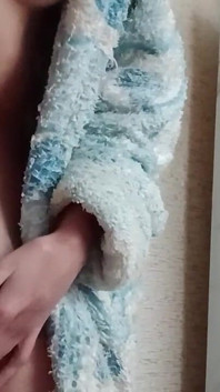 Po koupeli masturbuji, zatímco moji rodiče mají večeři