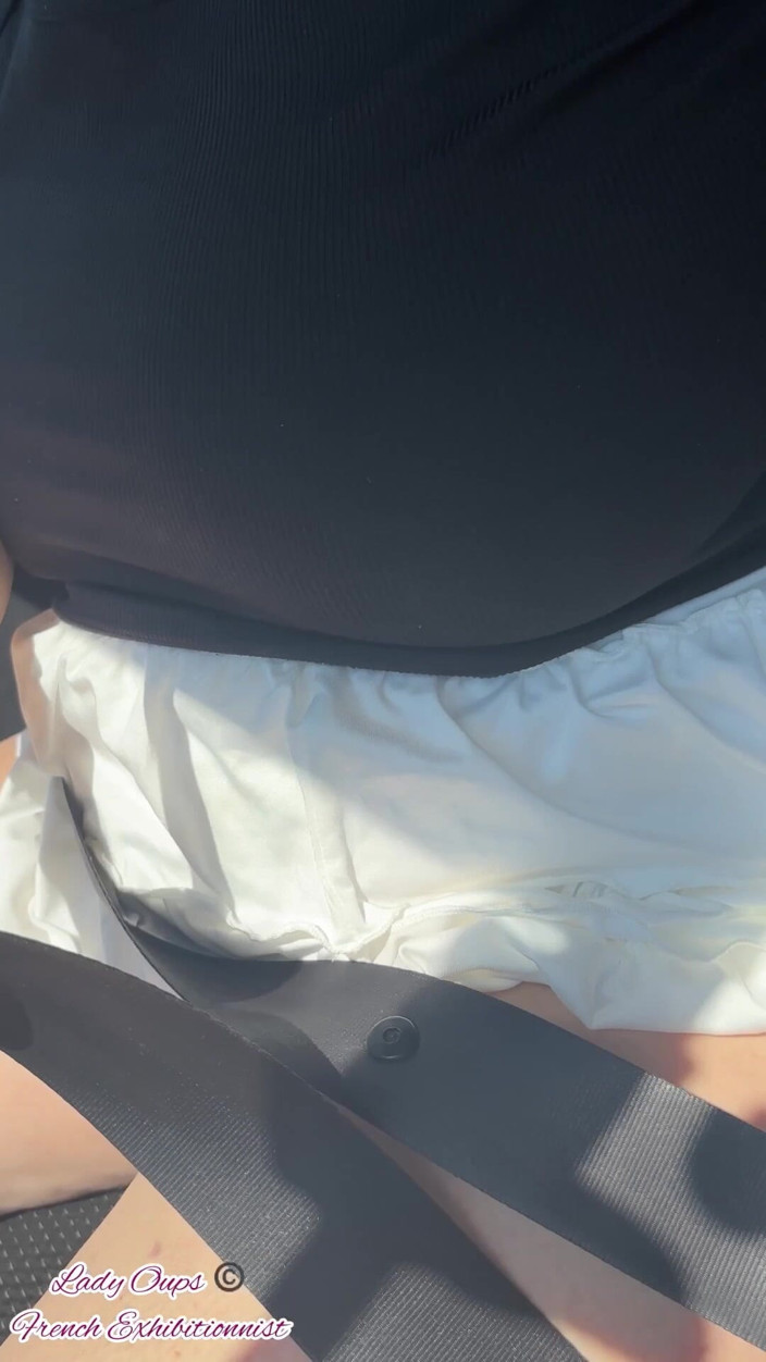 Lady Oups: Lady Oops Esibizionista Slut in Auto Microgonna E Tette Grandi