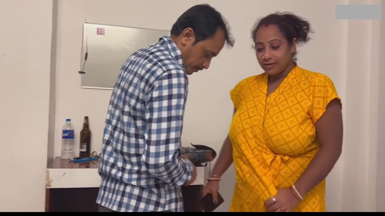 Indian porno creator: Reife geile indische bhabhi mit dicken titten von TV-techniker gefickt