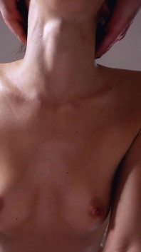 Kleine schoonheid in olie zuigt grote lul en krijgt sperma in het gezicht