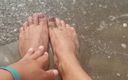 Katerina Hartlova: Füße im wasser aus dem urlaub