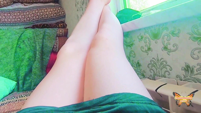 Kitty_Cross: 顽皮的女郎在柔软的粉红色枕头上休息