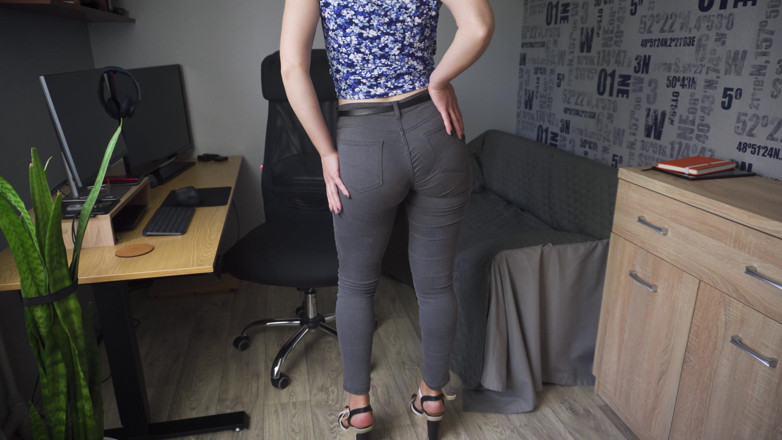 Teasecombo 4K: Amadora milf provoca bunda perfeita em linha de jeans e...