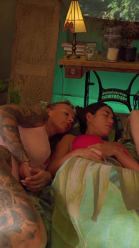 Trio de glamping, MILF tatuată trezește cuplul și răsfață tipul