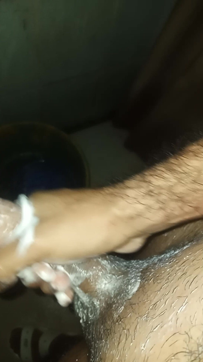Cute boy jerks off: Lelaki langsing memegang zakarnya sebagai mainan dan mula melancap sepanjang...