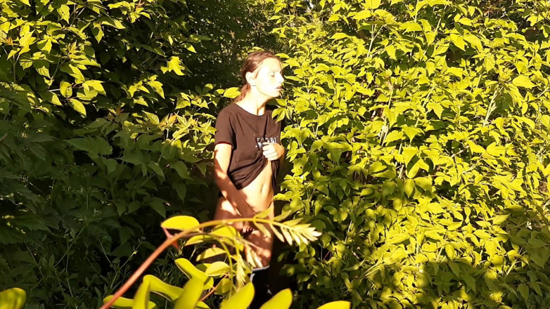 Lesbian-candys: Ryzykowna kobieca masturbacja na świeżym powietrzu w naturze