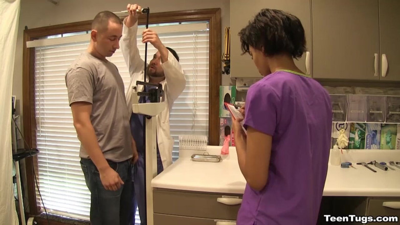 TeenTugs: Sjuksköterska Jasmine Barnes dränerar kuk torr