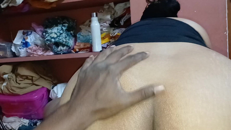 Apple Porn: PRVNÍ DORUČOVATEL ŠUKÁ DEVAR BHABHI