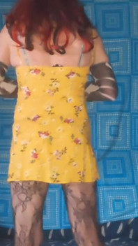 Video teaser dengan gaun mungil warna kuning dan celana dalam biru seksiku