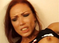 Redhead Addiction: Une salope rousse se fait baiser dans la salle de...